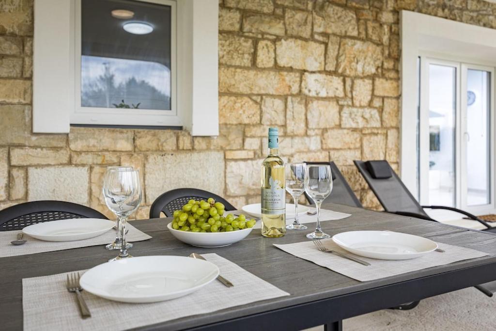 Apartment Olive Garden Near Pula 3 Km From Center And Only 4 Km From The Beach For 4 Persons Екстериор снимка